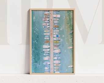 Impresión de coloridos barcos de la marina: pintura de un puerto costero, escena náutica oceánica, ilustración de un muelle junto al mar