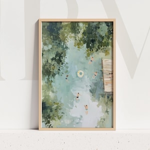 以下が含まれることがあります： 水色の水中で泳ぐ人々を描いた、額入りのアートプリント。緑の葉に囲まれています。黄色と白の浮き輪が木製のドックの近くに浮かんでいます。アートワークは天然木のフレームに入っています。