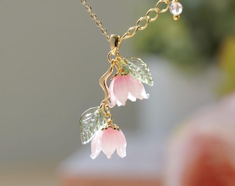 Collana con fiori di mughetto / Arte floreale in resina / Collana con fiori di giglio