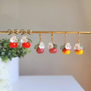 Pendientes de manzana / Pendientes colgantes de fruta de manzana / Pendientes de comida, regalo para ella