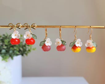 Pendientes colgantes de manzana hechos a mano / Pendientes de fruta de vidrio / Regalo para ella