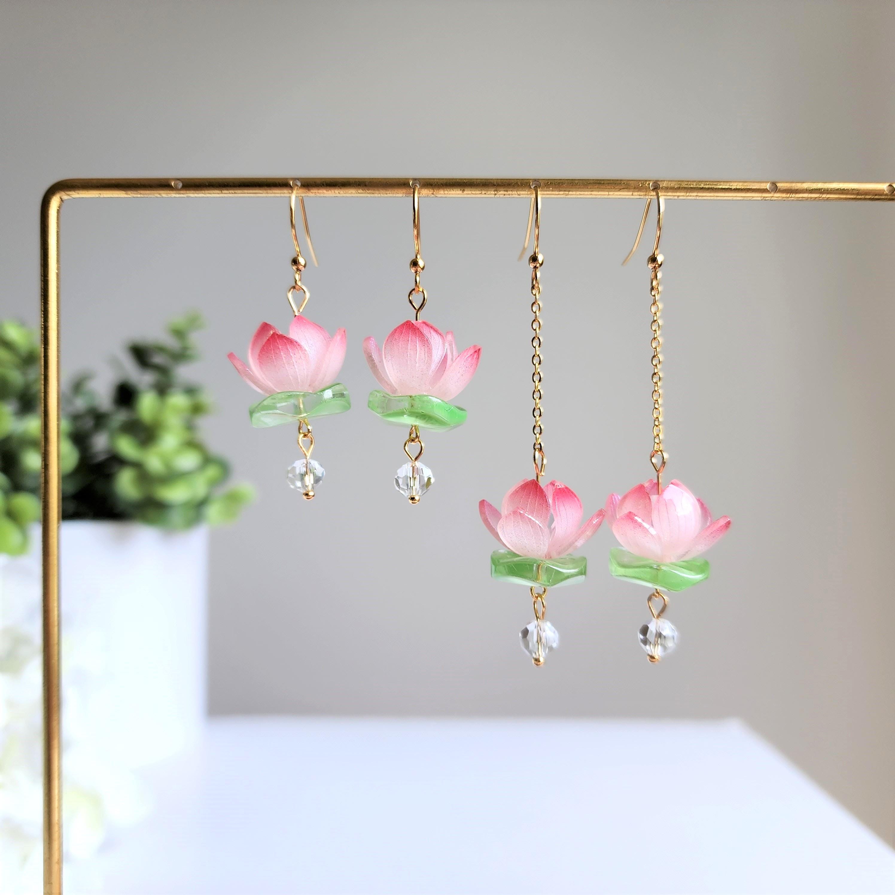 手作りの蓮の花のぶら下がりピアス｜ピンクの睡蓮の花をモチーフにした 