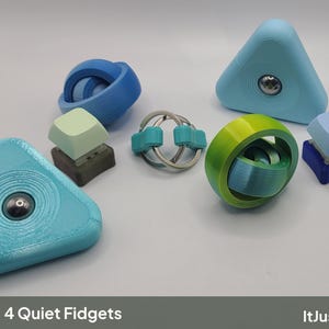 Può includere: Una collezione di sei giocattoli fidget che include due forme triangolari blu con cuscinetti metallici centrali, due tasti per tastiera meccanica su base, uno spinner circolare verde e un anello metallico. Testo 4 Quiet Fidgets ItJustClicks3D.