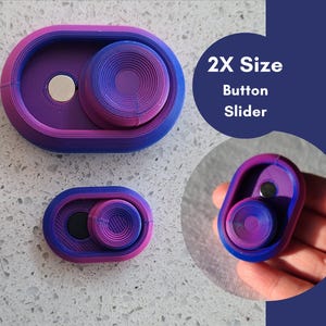 以下が含まれることがあります： 紫色と青色のボタン式スライダーが2つあり、片方はもう片方より大きいです。大きい方のスライダーは小さい方のスライダーの2倍の大きさです。両方のスライダーには、同心円のデザインが施された丸いボタンが付いています。