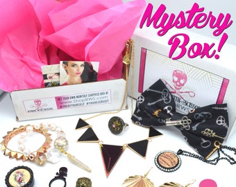 Corriendo con tijeras Mystery Box Steampunk Sweetheart, Goth Girl, Tropical Tiki