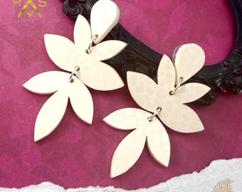 Spledor Dangles in Ivory