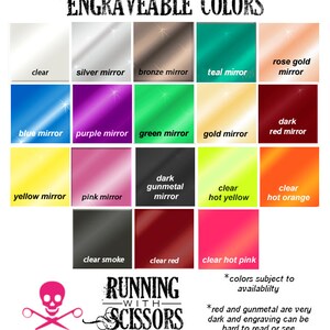 Puede incluir: Un gr&aacute;fico que muestra 16 colores diferentes para grabar en un producto. Los colores incluyen transparente, espejo plateado, espejo bronce, espejo turquesa, espejo oro rosa, espejo azul, espejo morado, espejo verde, espejo dorado, espejo rojo oscuro, espejo amarillo, espejo rosa, espejo gris oscuro, amarillo caliente transparente, naranja caliente transparente, humo transparente, rojo transparente y rosa caliente transparente. El texto "Running with Scissors" est&aacute; en la parte inferior del gr&aacute;fico. El texto "*colores sujetos a disponibilidad" y "*el rojo y el gris oscuro son muy oscuros y el grabado puede ser dif&iacute;cil de leer o ver" est&aacute; debajo del gr&aacute;fico.