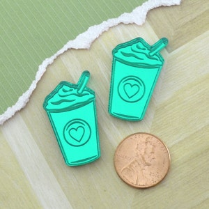 2 LOVE A LATTE ファンシーで楽しいコーヒーカボション 明るいグリーンミラーレーザーカットアクリル製