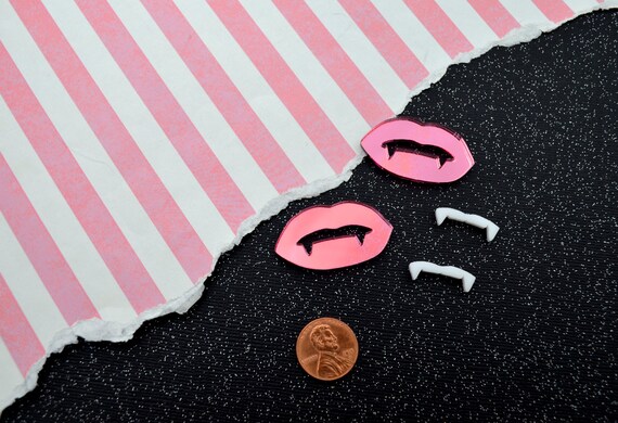 Emo Punk Kitsch Goth Rockabilly Buttons WHITE SKULLS WITH PINK GLITTER BOWS