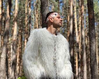 Cappotto bianco in pelliccia sintetica mongola, outfit boho da uomo per festival e rave.