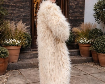 Cappotto in pelliccia sintetica color latte: giacca invernale lunga e folta in stile mongolo