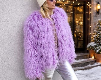 Cappotto in pelliccia sintetica viola: giacca vegana lilla soffice, outfit unisex per festival.
