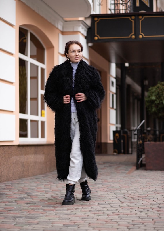 女性と男性のための黒のロングフェイクファーコート、モンゴルの毛皮の