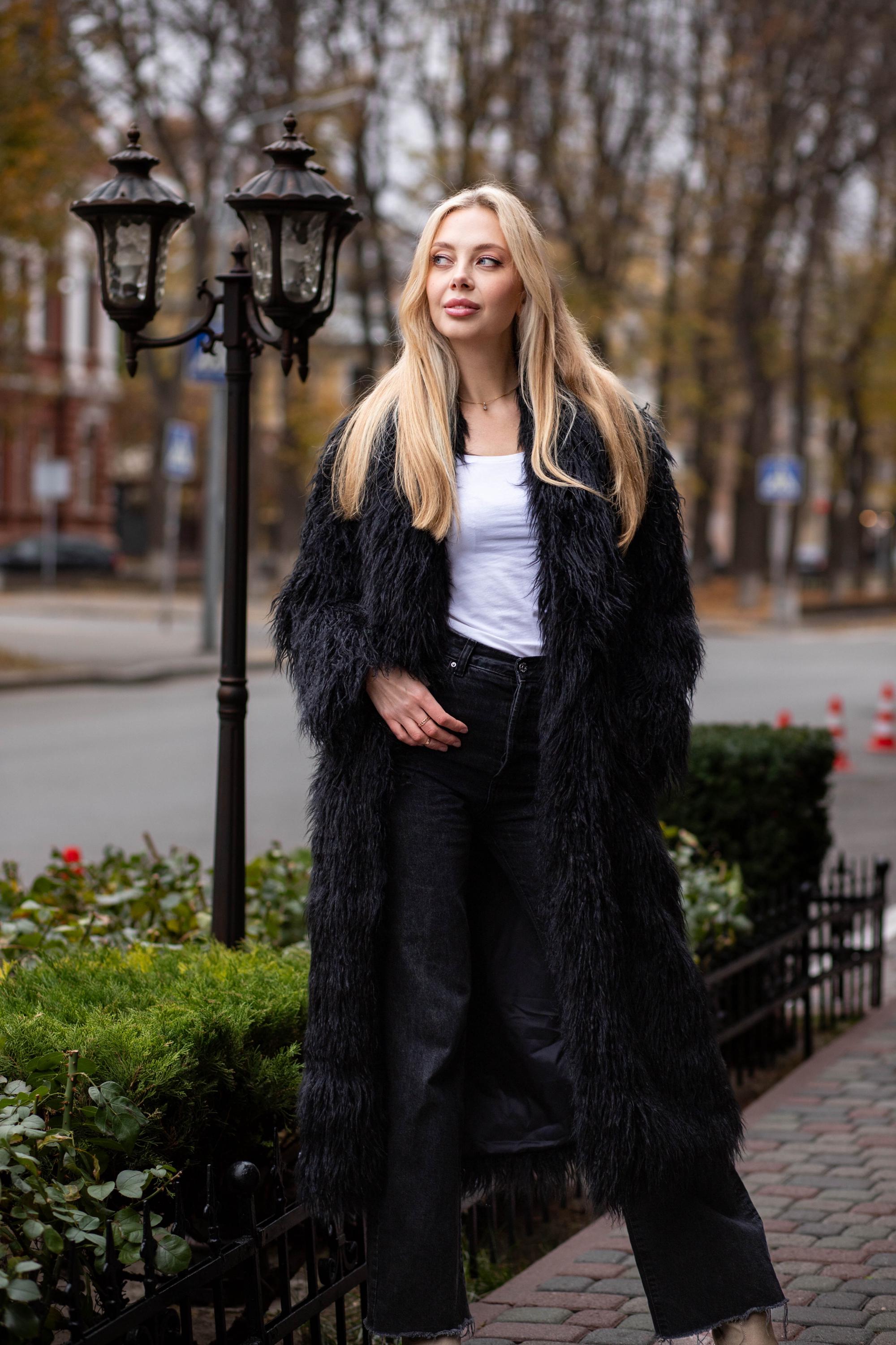 女性と男性のための黒のロングフェイクファーコート、モンゴルの毛皮の