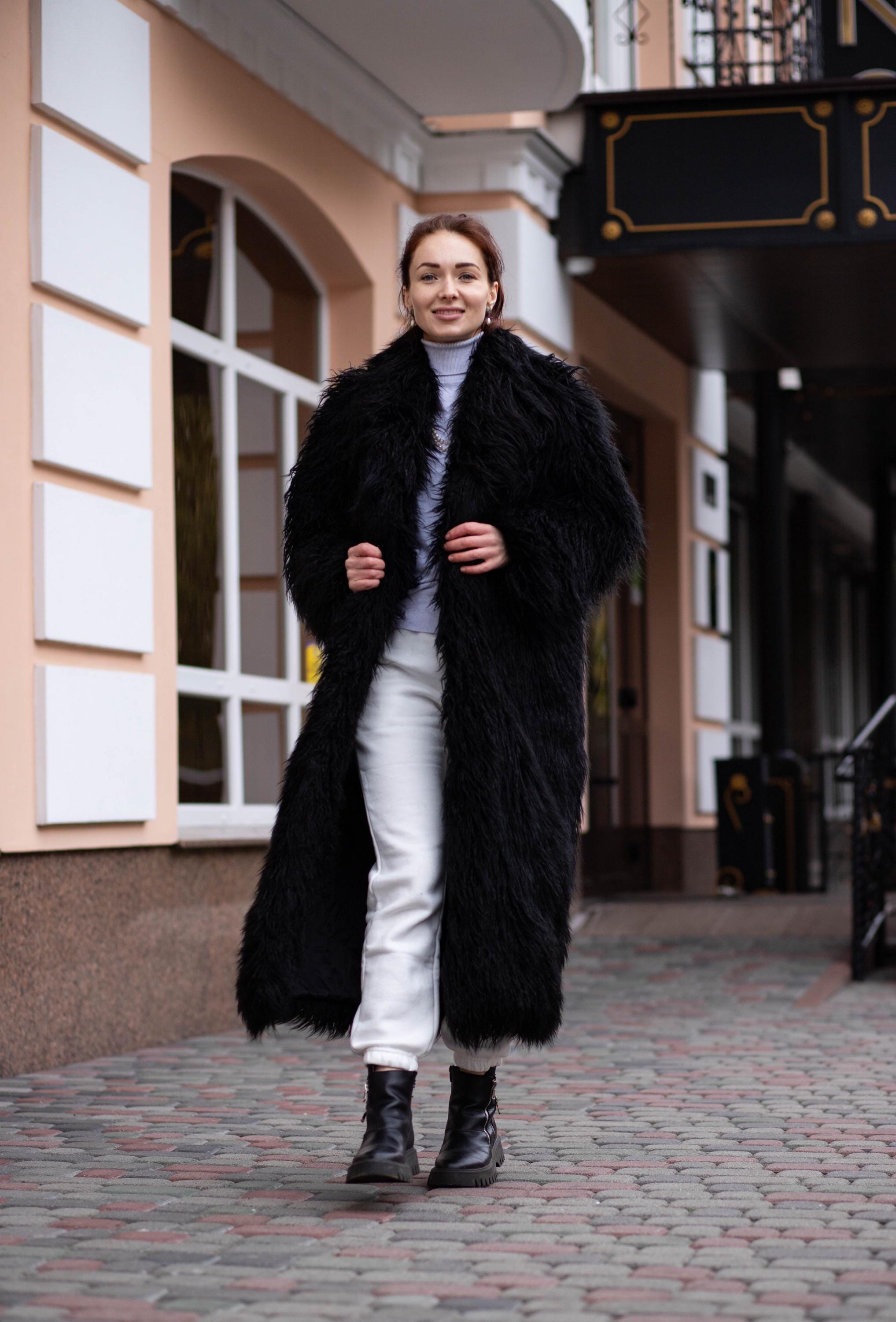 女性と男性のための黒のロングフェイクファーコート、モンゴルの毛皮の