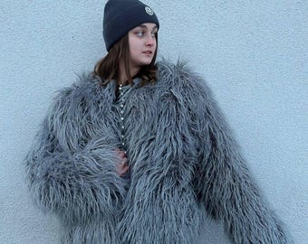 Giacca grigia in pelliccia sintetica a pelo lungo: moda invernale streetwear oversize