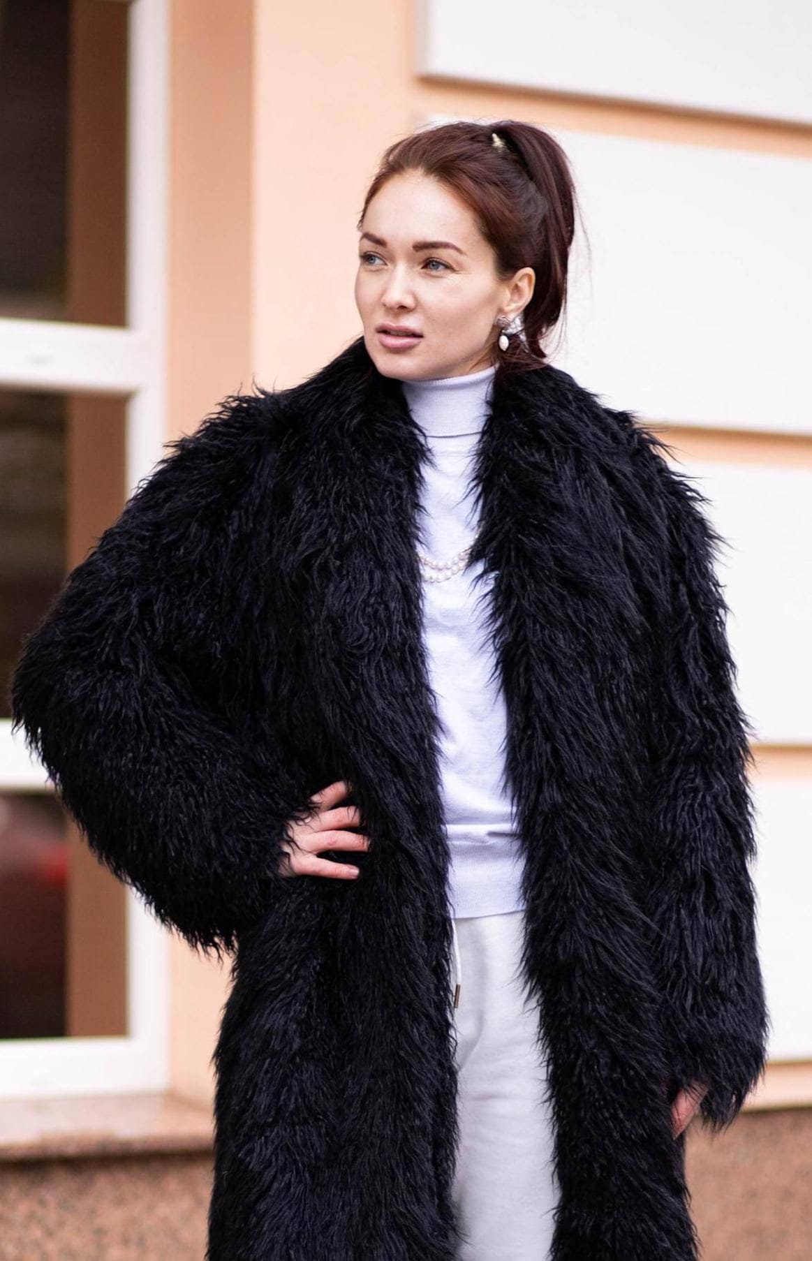 女性と男性のための黒のロングフェイクファーコート、モンゴルの毛皮の