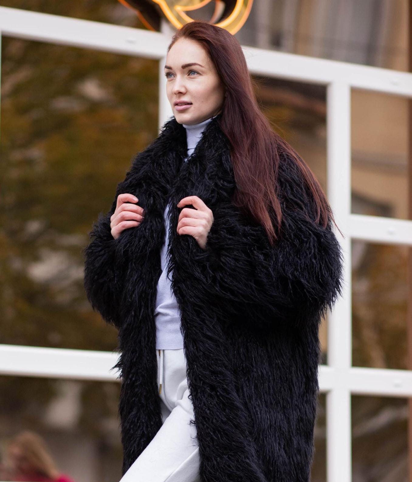 女性と男性のための黒のロングフェイクファーコート、モンゴルの毛皮の