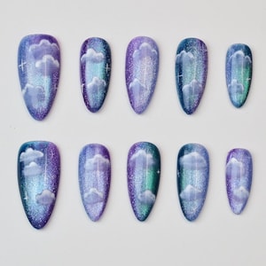 Unhas céu azul/Pressões de nuvem/Unhas de gel olho de gato roxo/Unhas postiças coloridas de noite/Unhas aurora/Unhas falsas de acrílico/Unhas pintadas à mão/Amêndoa