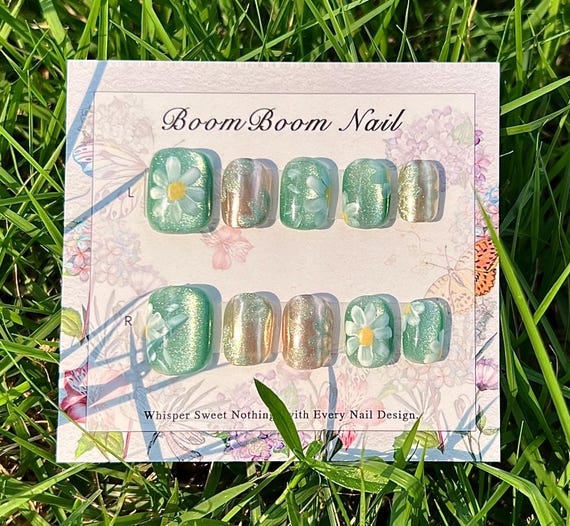 Green Daisy Press On Nails | Floral Nails | Spring Nails | Cottagecore Nails | Gold Chrome Nails | Short Square Nails | Handmade Fake Nails