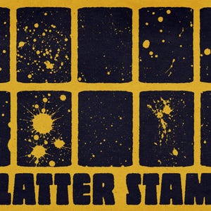 Puede incluir: Una colecci&oacute;n de diez sellos rectangulares dispuestos en dos filas, cada uno con un fondo azul marino oscuro y patrones &uacute;nicos de salpicaduras de pintura amarilla. El texto "SPLATTER STAMPS" aparece en letras grandes y oscuras.