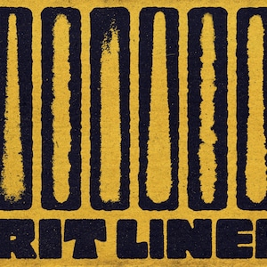 Puede incluir: Un dise&ntilde;o gr&aacute;fico rectangular con un fondo amarillo vibrante de aspecto texturizado y desgastado. Ocho barras verticales de color azul marino oscuro con bordes rugosos e irregulares est&aacute;n dispuestas en fila. El texto GRIT LINERS aparece en azul.
