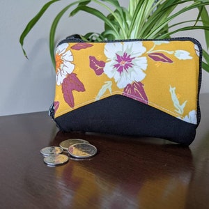 Yellow Blooms Little Mynta Accordion Zip Around Portemonnaie mit schwarzem Reißverschluss, Platz für 7 Karten und Bargeld