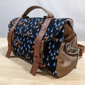 Winter Deer Messenger Sac à main style cartable avec quincaillerie en nickel, vinyle brun, tissu Tula Pink Holiday Homies