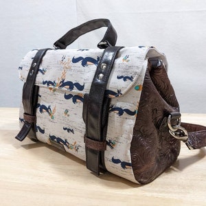 Squirrel Messenger Sac à main style cartable avec quincaillerie en nickel, vinyle brun, tissu Maureen Cracknell Autumn Vibes