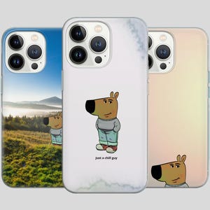 Może przedstawiać: Trzy etui na telefon z różnymi wzorami. Pierwsze etui ma zdjęcie krajobrazu z mglistym lasem. Drugie etui ma biały marmurowy wzór z kreskówkowym psem w niebieskiej koszuli i tekstem "Just a chill guy". Trzecie etui ma wzór gradientowy z kreskówkowym psem w brązowej koszuli.