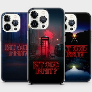 Può includere: Tre custodie per telefono con design unici. Una presenta uno sfondo blu scuro con il testo "BIT ODD INNIT?" in rosso. Un'altra mostra una cabina telefonica rossa e lo stesso testo. La terza ha una scena del tramonto e lo stesso testo.