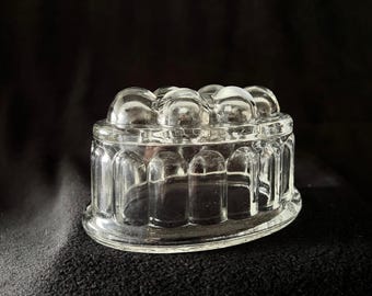 Traditionelle Marmeladenform. Vintage Küchenutensilien. Massives Klarglas. 1950er Jahre