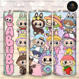 Personaggio dei cartoni animati rosa di tendenza da 20 once, tumbler sottile con design a wrap in formato PNG, personaggio dei cartoni animati divertente con carta dei tarocchi in formato PNG, regalo per bambini, tumbler in formato PNG