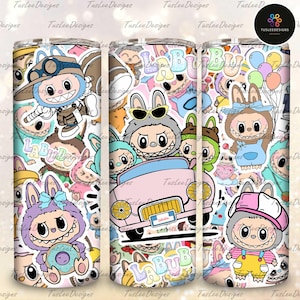 Lustiger Cartoon-Charakter-Wrap-Design Png, Trending Pink Cartoon-Charakter Design, perfektes Geschenk für Kinder, Puppenkarikatur 20 Unzen Becher