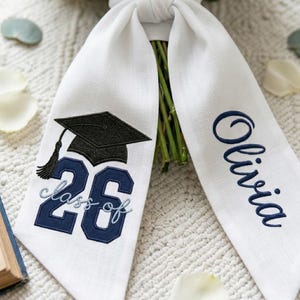 Gestickter Abschluss-Blumenstrauß Schärpe-Bogen, Klasse von 2026 Band-Blumenstrauß, Abschlussball-Blumenstrauß-Bogen, College-Abschluss-Geschenk
