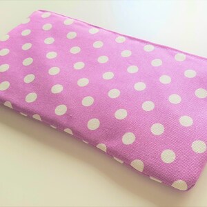 Polka Dots auf weichem Flieder - Geldbörse, Clutch, Make Up Tasche Große Reißverschlusstasche - Flach - Sofort Versandfertig