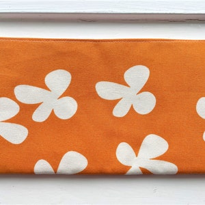 BLUMEN AUF ORANGE - Federmäppchen, Geldbörse, Clutch, Schminktasche, große Reißverschlusstasche gepolstert - Starker Stofffleck und Wasserabweisend