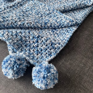 COUVERTURE CARRÉE - Bleu gris blanc - Grande couverture faite main avec pompons dans les coins Couverture pour les genoux, couverture pour bébé 40 x 40 po. 100 cm x 100 cm