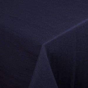 Op de afbeelding: Een close-up van een donkerblauw stoffen tafelkleed met een gladde, gelijkmatige textuur.
