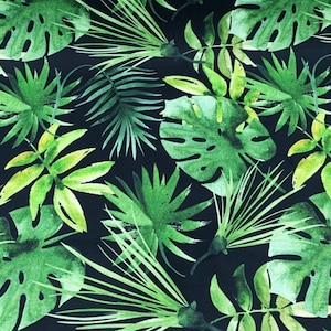 Könnte beinhalten: Ein schwarzer Hintergrund mit einem sich wiederholenden Muster aus grünen Aquarell-Tropenblättern. Die Blätter sind in verschiedenen Formen und Größen, darunter Palmblätter, Monstera-Blätter und Farne.