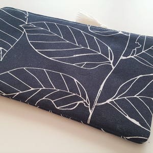 Hojas en negro - Cartera de efectivo, embrague, bolsa de maquillaje Bolsa grande con cremallera - Plana - Listo para enviar