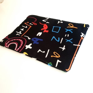 Puede incluir: Bolsa negra con cremallera con un estampado colorido de temática matemática. El estampado incluye números, símbolos y ecuaciones.