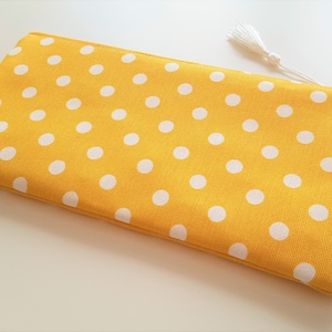 Monedero, bolso de mano y neceser de maquillaje con lunares amarillo canario brillante, grande, con cremallera, plano, listo para enviar.