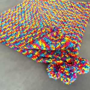 COUVERTURE CARRÉ - ARC-EN-CIEL - Grande couverture faite main avec pompons dans les coins Couverture pour les genoux, couverture pour bébé 28 x 28 po. 70 cm x 70 cm