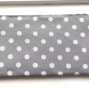 Bolinhas em cinza suave – carteira de dinheiro, bolsa de maquiagem, bolsa grande com zíper – plana – pronta para enviar