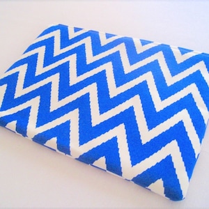 Puede incluir: Funda para portátil con estampado de chevron azul y blanco.