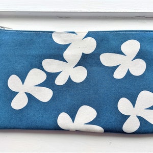 BLUMEN AUF BLAU - Federmäppchen, Geldbörse, Clutch, Make-up-Tasche, große Reißverschlusstasche gepolstert - Schwerer Stoff flecken- und wasserabweisend