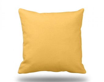 Può includere: Un cuscino da lancio giallo pieno con una texture liscia e uniforme. Il cuscino è di forma quadrata e ha una leggera lucentezza.