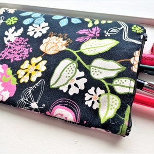 WIESE Blumen auf Schwarz - Federmäppchen, Geldbörse, Clutch, Große Reißverschlusstasche flach - Schwerer Stoff Fleck und wasserabweisend