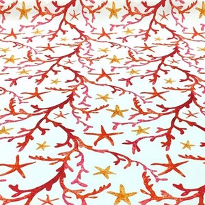 Può includere: Tessuto bianco con un motivo ripetuto di rami di corallo e stelle marine. Il corallo è in tonalità di rosso e arancione, mentre le stelle marine sono gialle e rosa. Il design evoca un tema oceanico.